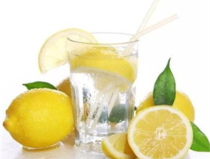 喝柠檬水皮肤反而黑了长期喝柠檬水会变白吗为什么(喝柠檬