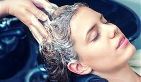 氨基酸洗发水会使掉发变得的多吗(氨基酸洗发水会使头发掉