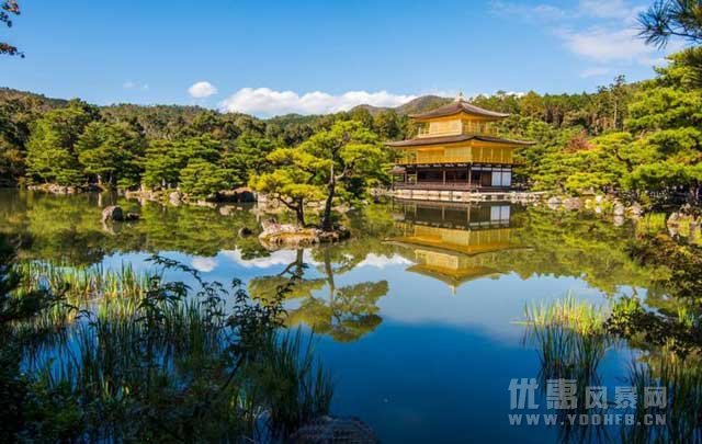 从湖边漫步到山丘，景色换了一种风格