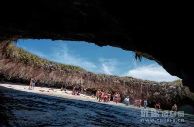 被炸弹炸出来的海滩，拥有惊艳美景